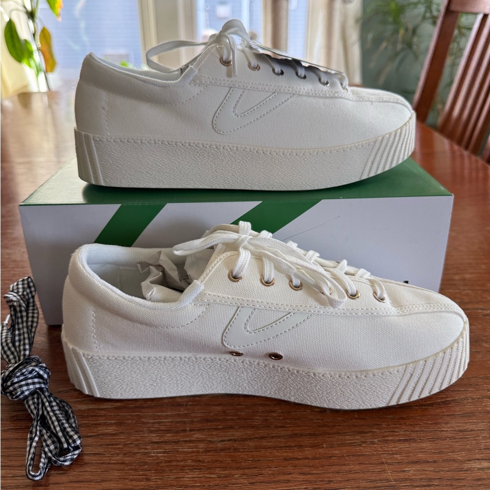 Tretorn NyLite Bold tennis shoes.  Womens size 9 platform.  NWT and box. - Picture 2 of 7